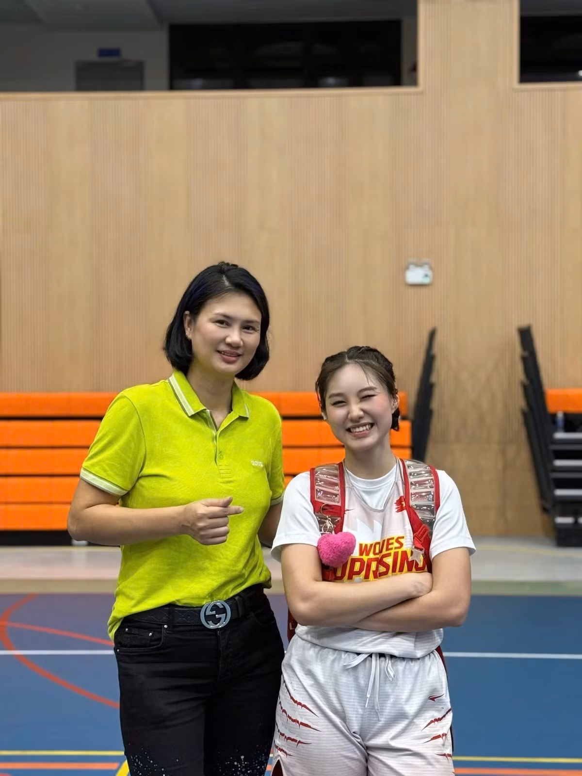 Con gái Kim Huệ nữ tính khi diện đầm hai dây màu kem trong một chuyến đi nghỉ. Huệ Anh ưa thích kiểu tóc dài ngang lưng, uốn xoăn nhẹ.