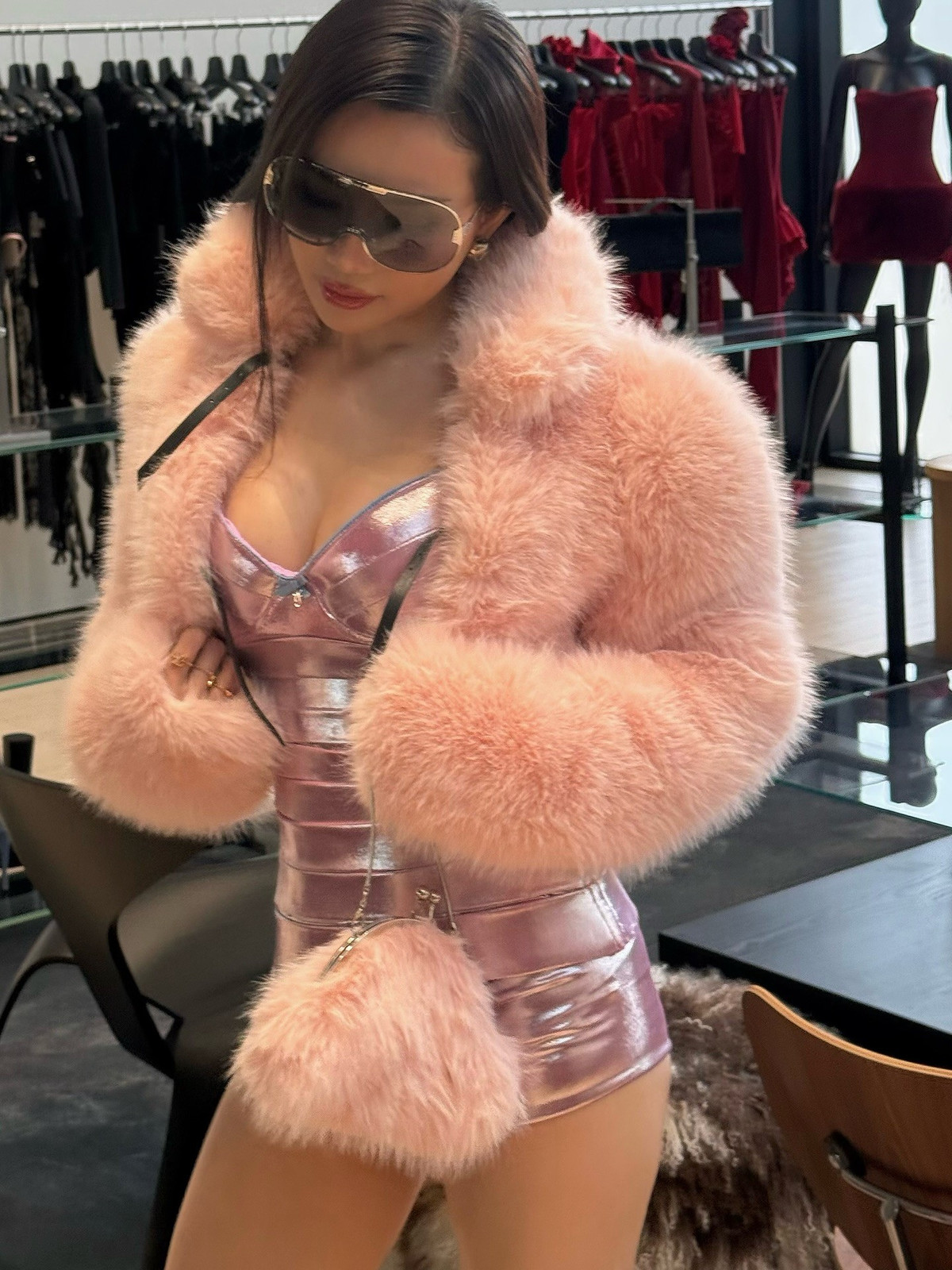 Một số khán giả nhận xét phong cách này phù hợp với sàn diễn hoặc chụp hình thời trang hơn là xuất hiện đời thường.