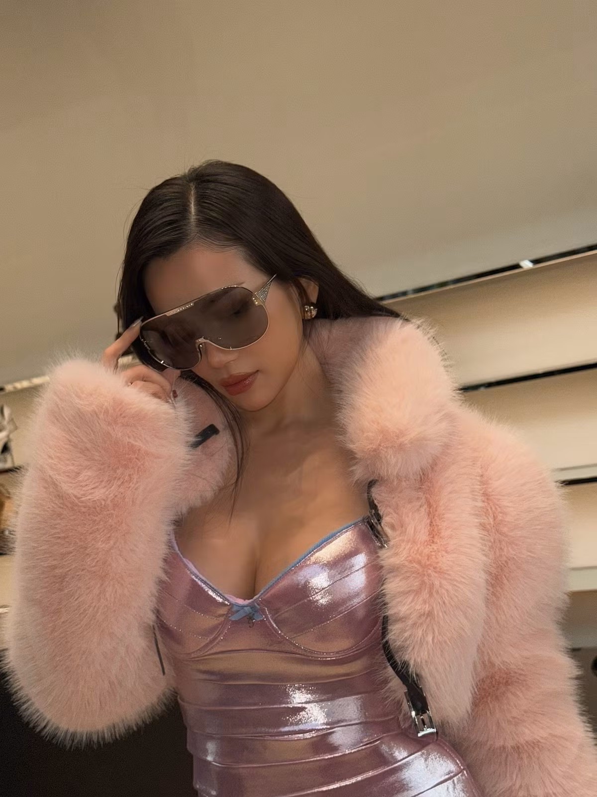 Dẫu vậy, cũng có ý kiến trung lập cho rằng thời trang là câu chuyện cá nhân và Sĩ Thanh vốn nổi tiếng với hình ảnh gợi cảm, nên việc cô trung thành với phong cách này là điều dễ hiểu.