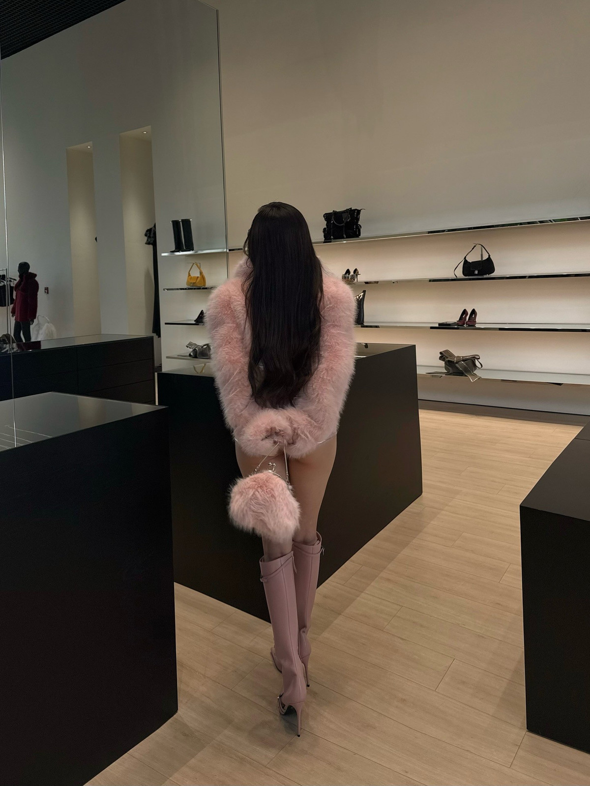 Tuy nhiên, bên cạnh những lời tán dương, không ít bình luận lại cho rằng bộ trang phục khá táo bạo, dễ gây tranh cãi bởi độ hở và chất liệu bắt sáng mạnh.