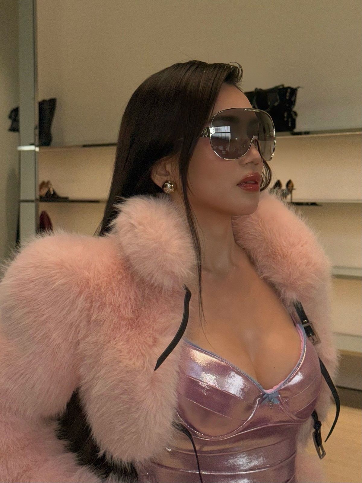 Nhiều ý kiến cho rằng ở tuổi U40, việc nữ ca sĩ vẫn giữ được hình thể nóng bỏng, làn da mịn màng và thần thái cuốn hút là điều không dễ dàng.