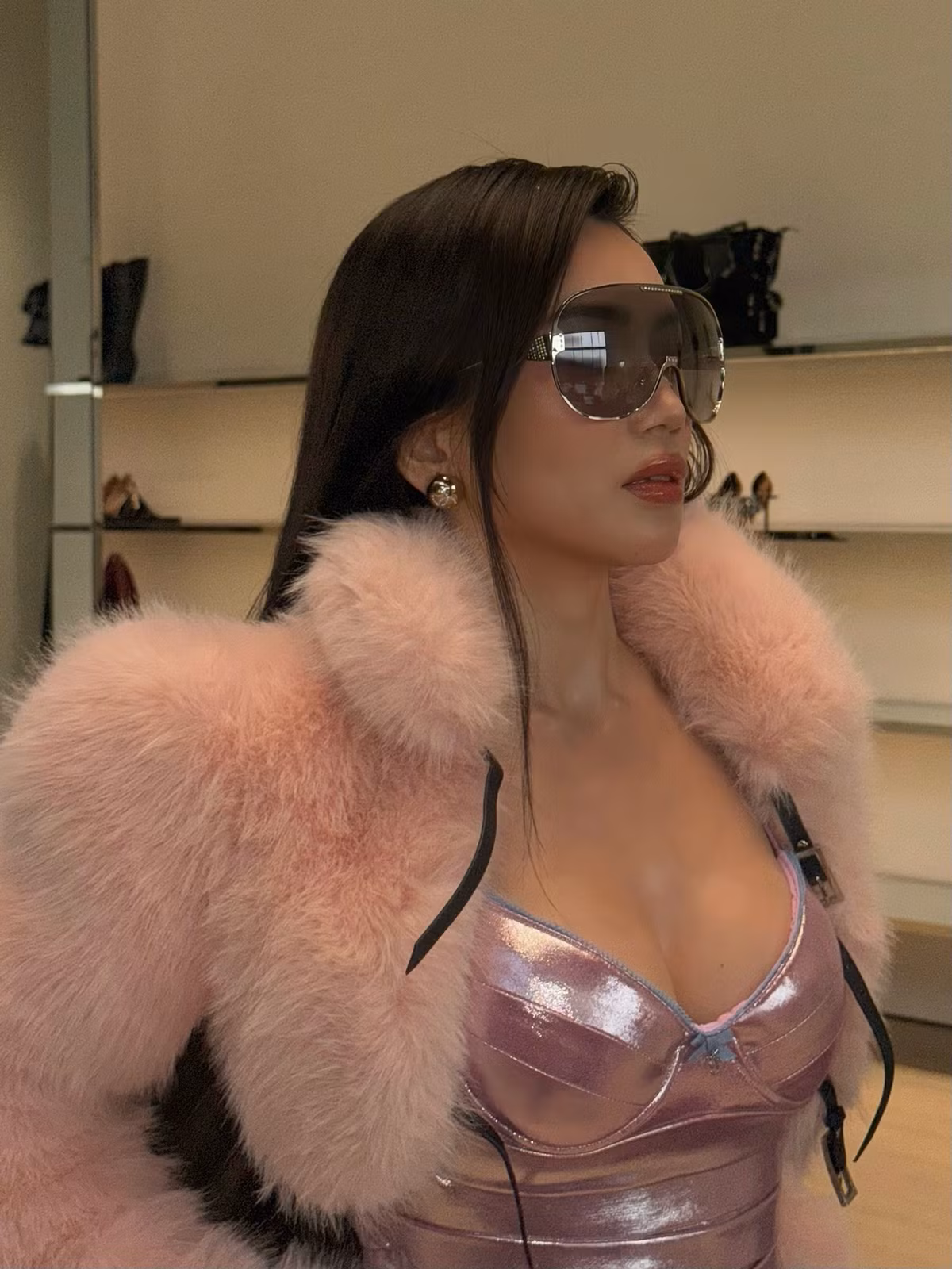 Nhiều ý kiến cho rằng ở tuổi U40, việc nữ ca sĩ vẫn giữ được hình thể nóng bỏng, làn da mịn màng và thần thái cuốn hút là điều không dễ dàng.