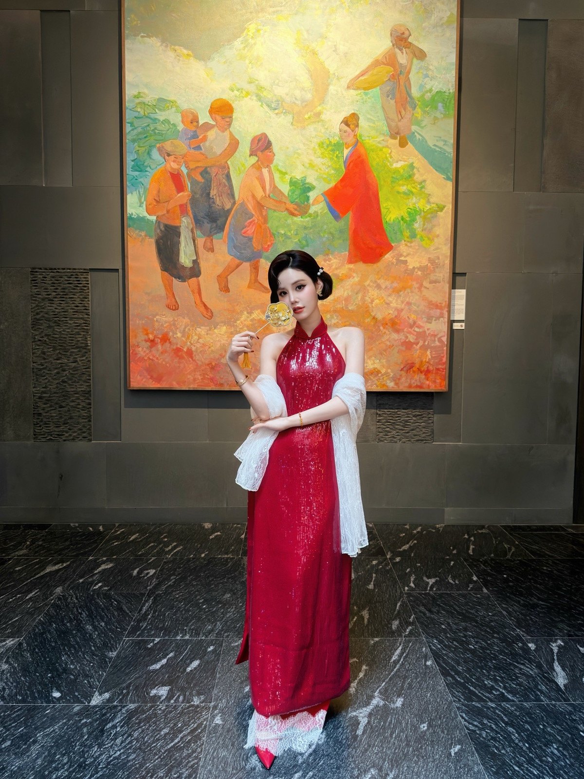 Những chi tiết như khăn voan mỏng, phụ kiện cầm tay hay giày cao gót ton-sur-ton càng làm tổng thể thêm phần cuốn hút, giúp người đẹp toát lên khí chất sang trọng, nữ tính.