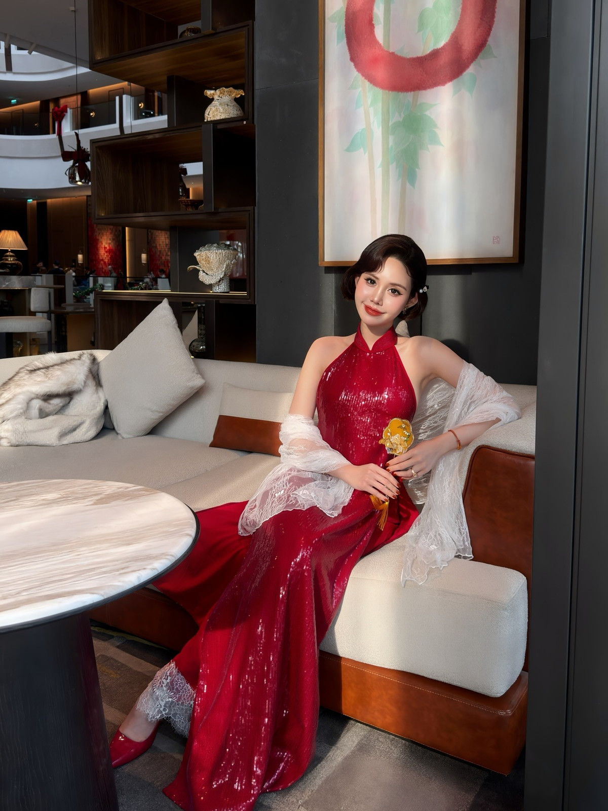 Công việc làm mẫu ảnh, mẫu quảng cáo không chỉ giúp cô tích lũy thêm kinh nghiệm mà còn mang lại nguồn thu nhập ổn định, phục vụ cho niềm đam mê làm đẹp và phong cách sống mà cô theo đuổi.