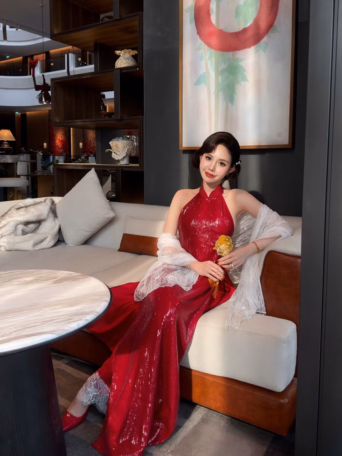 Công việc làm mẫu ảnh, mẫu quảng cáo không chỉ giúp cô tích lũy thêm kinh nghiệm mà còn mang lại nguồn thu nhập ổn định, phục vụ cho niềm đam mê làm đẹp và phong cách sống mà cô theo đuổi.