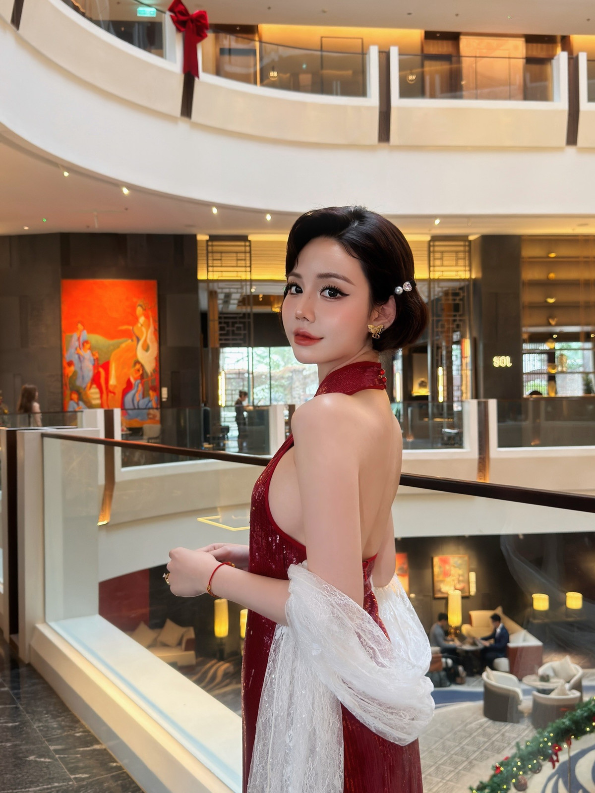 Không phô trương hay cầu kỳ, vẻ đẹp của Chu Mạc Thúy Quỳnh trong bộ áo dài cách tân đến từ sự mềm mại trong từng cử chỉ, ánh nhìn và phong thái tự tin trước ống kính.