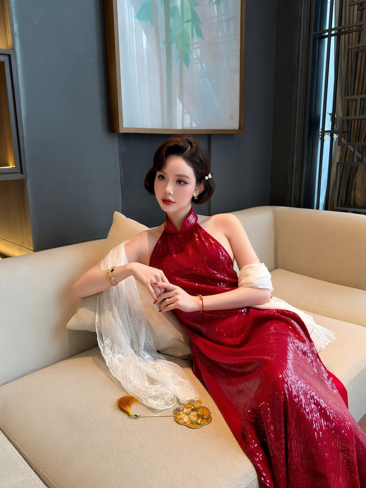 Thiết kế ôm dáng vừa vặn, chất liệu ánh nhẹ cùng phom dáng mềm mại giúp Chu Mạc Thúy Quỳnh tôn lên vẻ đẹp thanh thoát, quyến rũ nhưng vẫn giữ trọn nét duyên truyền thống.