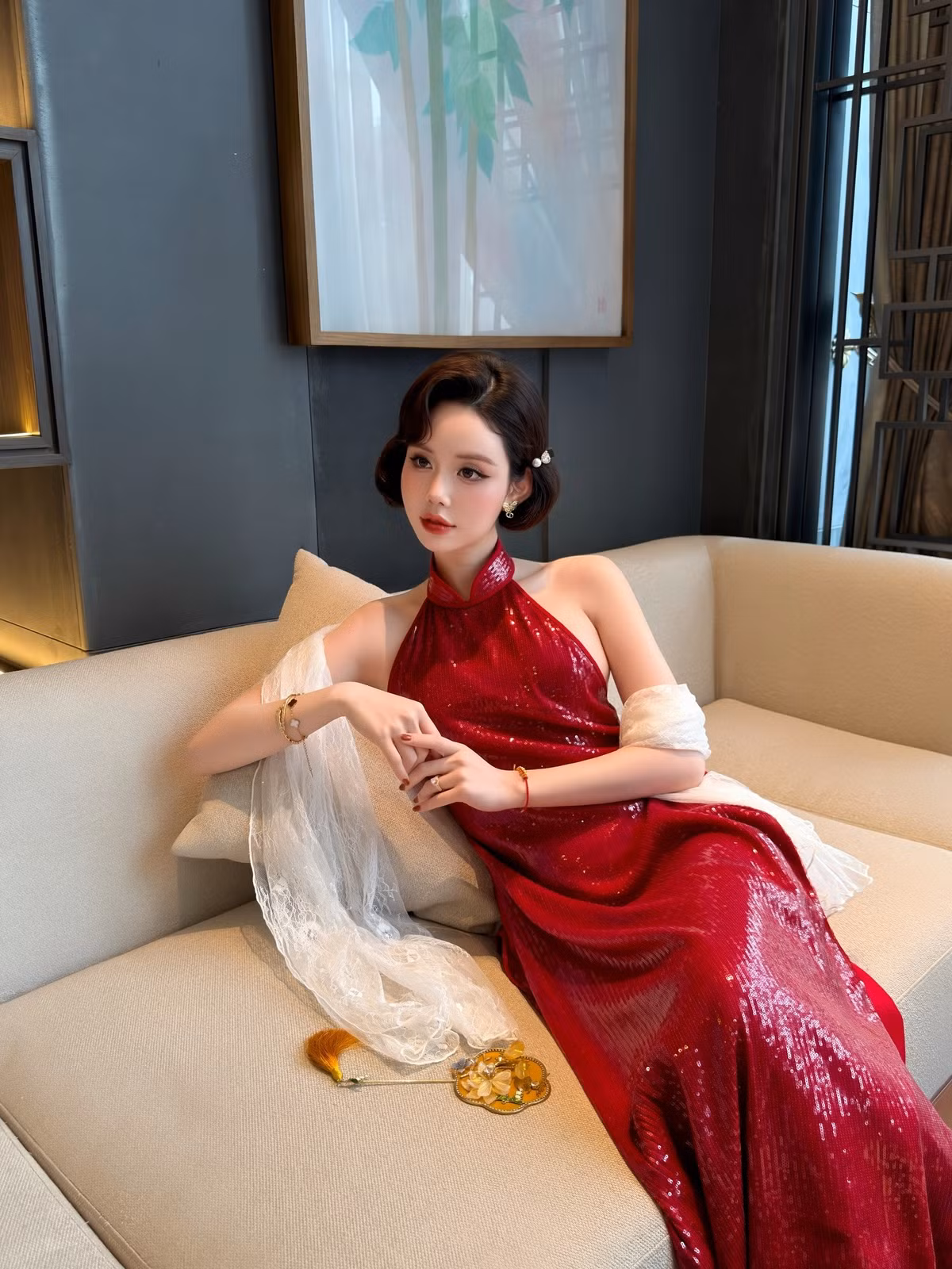 Thiết kế ôm dáng vừa vặn, chất liệu ánh nhẹ cùng phom dáng mềm mại giúp Chu Mạc Thúy Quỳnh tôn lên vẻ đẹp thanh thoát, quyến rũ nhưng vẫn giữ trọn nét duyên truyền thống.