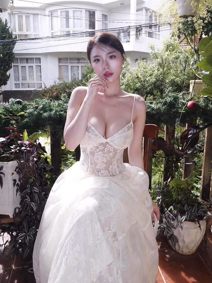 Thúy Vy được ví như một "bông hồng có gai" - thoạt nhìn thì trong trẻo, ngây thơ tựa thiên thần, nhưng càng ngắm lại càng bị cuốn vào sự quyến rũ, nóng bỏng đến nghẹt thở bởi những đường cong "cực bén" và gu thời trang táo bạo không đối thủ.