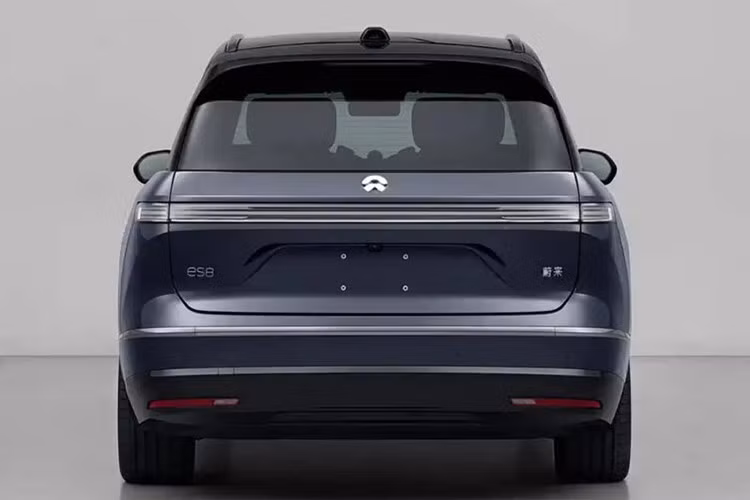 Về vận hành, Nio ES8 vẫn sử dụng hệ thống hai mô-tơ điện, cho tổng công suất 697 mã lực. Xe dùng pin ternary lithium-ion của CATL, hỗ trợ công nghệ sạc siêu nhanh với kiến trúc 900V, cho phép sạc thêm 250 km chỉ sau 5 phút hoặc đổi pin đầy chỉ trong 3 phút.