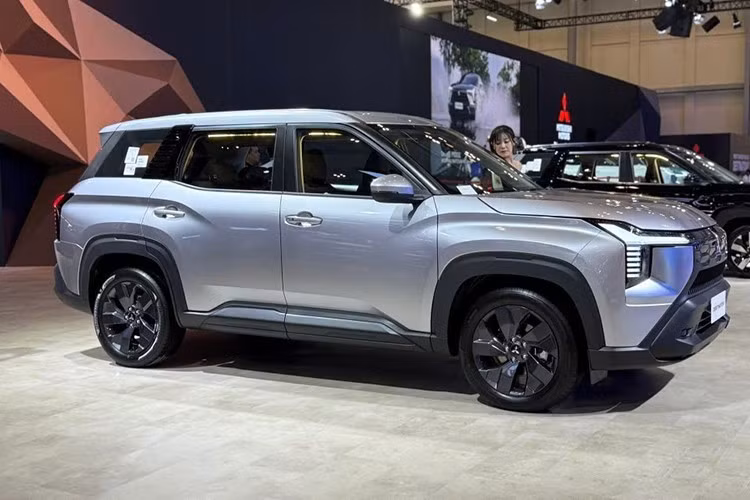 “Trái tim” của Mitsubishi Destinator là khối động cơ xăng 1.5L MIVEC Turbo cho công suất 161 mã lực, kết hợp hộp số CVT và hệ dẫn động cầu trước. Đây là cấu hình hướng đến khả năng vận hành tiết kiệm, linh hoạt trong đô thị và đủ sức mạnh cho những hành trình xa.