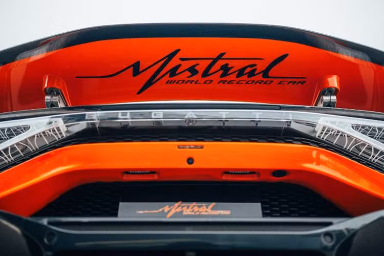 Cụ thể, chiếc xe này tại thời điểm viết bài, nó có giá không dưới 9.519.999 euro, bao gồm cả thuế, và tương đương gần 11.100.000 đô la theo tỷ giá hối đoái hiện tại (hơn 270 tỷ đòng). Với số tiền đó, các khách hàng ở Mỹ có thể mua được ít nhất 17 chiếc Lamborghini Revueltos hoàn toàn mới, 22 chiếc Ferrari 12Cilindris, hoặc 44 chiếc siêu xe Porsche 911 GT3 RS.