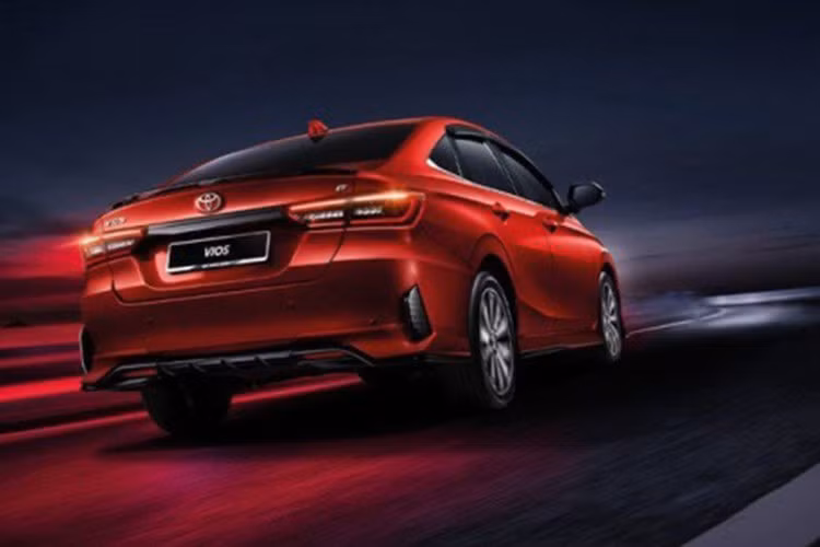 Các bản cao cấp của Toyota Vios hybrid 2025 có thể được tích hợp gói an toàn chủ động ADAS, gồm phanh tự động, cảnh báo lệch làn và hỗ trợ đánh lái, kiểm soát hành trình thích ứng, đèn pha tự động.