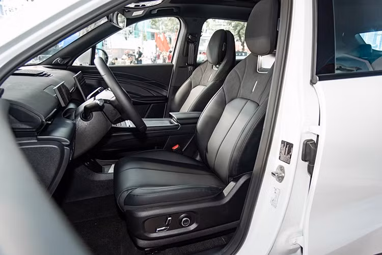 Nằm bên dưới nắp ca-pô của Omoda C7 là 2 tùy chọn động cơ, bao gồm máy xăng và hybrid cắm sạc (PHEV). Trong đó, phiên bản máy xăng dùng động cơ tăng áp 1.6L, đi kèm hộp số ly hợp kép 7 cấp. Động cơ tạo ra công suất tối đa 183 mã lực và mô-men xoắn cực đại 275 Nm.