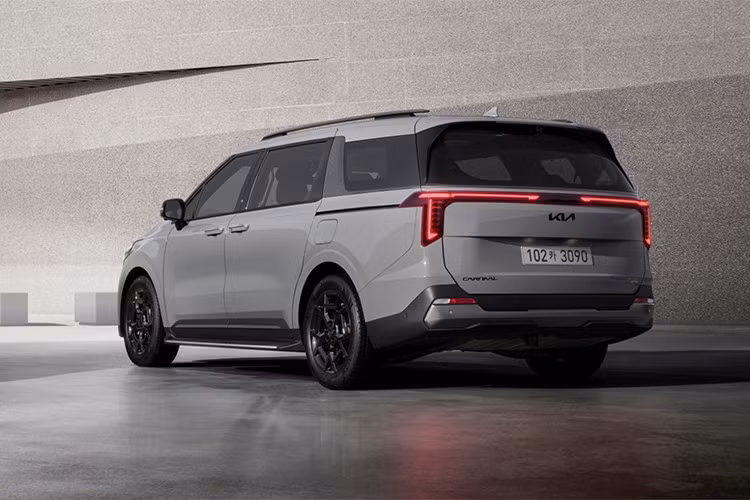 Tại thị trường Hàn Quốc, Kia Carnival 2026 được phân phối với nhiều phiên bản và cấu hình chỗ ngồi khác nhau, bao gồm bản 7 chỗ và 9 chỗ.