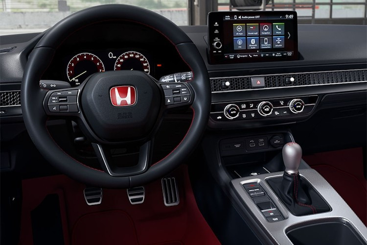 Dù đắt đỏ, Civic Type R vẫn luôn được săn đón nhờ số lượng cực kỳ giới hạn. Tại Việt Nam, phần lớn xe đã có chủ ngay khi chưa kịp về nước. Tình trạng tương tự cũng từng xảy ra ở Úc khi Civic Type R “FL5” bán hết chỉ trong 24 giờ sau khi mở đặt hàng năm 2023.