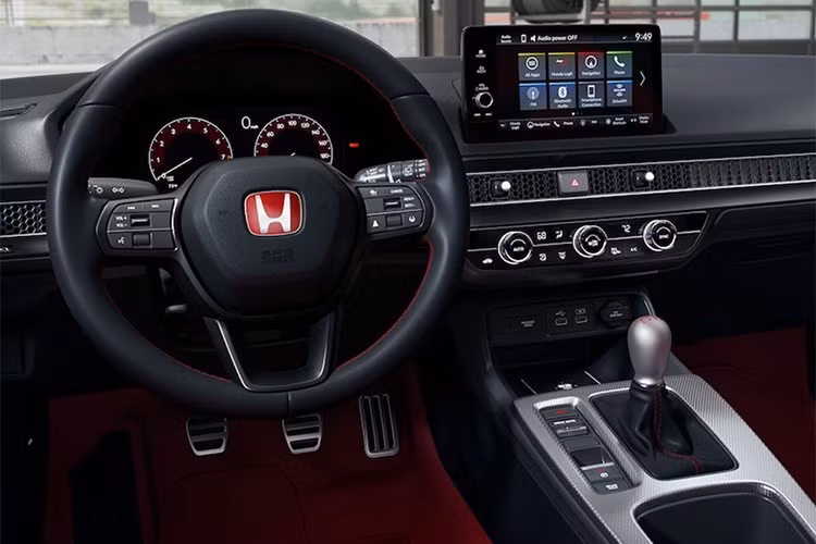 Dù đắt đỏ, Civic Type R vẫn luôn được săn đón nhờ số lượng cực kỳ giới hạn. Tại Việt Nam, phần lớn xe đã có chủ ngay khi chưa kịp về nước. Tình trạng tương tự cũng từng xảy ra ở Úc khi Civic Type R “FL5” bán hết chỉ trong 24 giờ sau khi mở đặt hàng năm 2023.