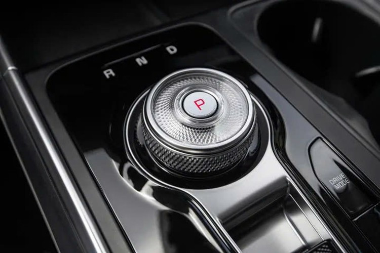 Sự đa dạng này cho thấy định hướng của Kia trong việc đáp ứng cả nhu cầu vận hành mạnh mẽ truyền thống lẫn xu hướng sử dụng công nghệ tiết kiệm nhiên liệu.