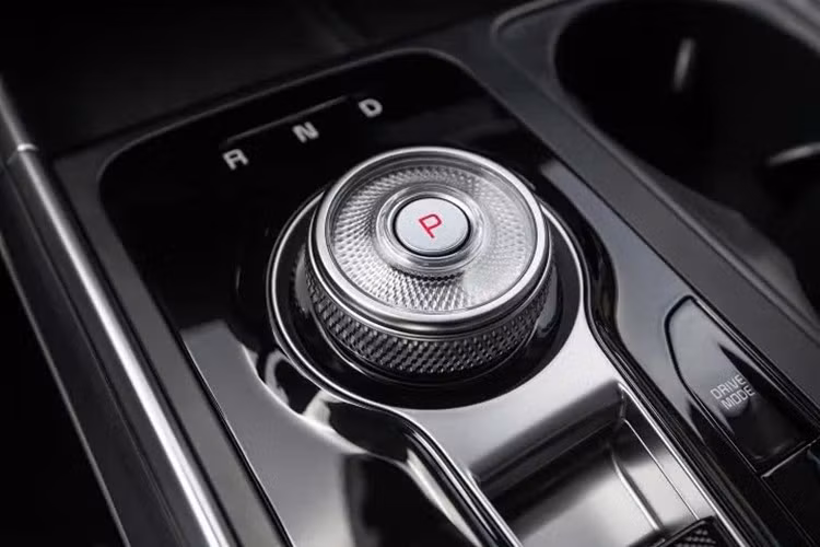 Sự đa dạng này cho thấy định hướng của Kia trong việc đáp ứng cả nhu cầu vận hành mạnh mẽ truyền thống lẫn xu hướng sử dụng công nghệ tiết kiệm nhiên liệu.