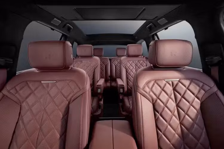Đáng chú ý là tấm ốp cửa tích hợp lưới loa kim loại "Cosmic Orbit", nơi đặt hệ thống âm thanh và giải trí hoàn toàn mới. Ghế xe được thêu bằng hơn 120.000 mũi chỉ, cho thấy mức độ đầu tư vào thủ công và thẩm mỹ nội thất trên dòng SUV đầu bảng này.