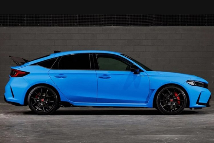 Cung cấp sức mạnh cho xe thể thao Honda Civic Type R 2025 vẫn là động cơ xăng tăng áp 2.0L cho công suất 315 mã lực và mô-men xoắn 420 Nm. Động cơ kết hợp với hộp số sàn 6 cấp, và hệ dẫn động cầu trước.