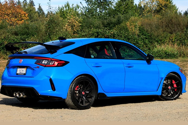 Việc Honda Civic Type R ngừng sản xuất đánh dấu sự kết thúc của mẫu xe tại thị trường châu Âu. Chính sự khan hiếm này đang khiến giá Civic Type R cũ leo thang, thậm chí là trữ hàng bán lại cho giới mê xe.