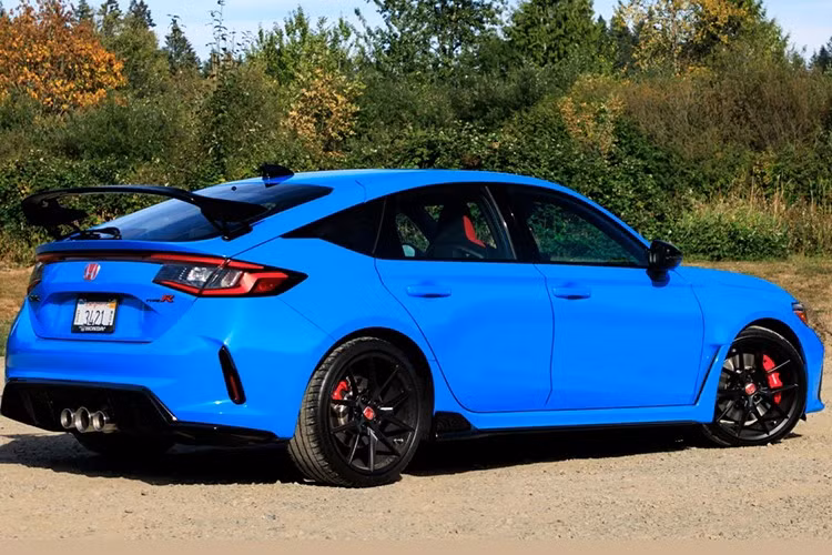 Việc Honda Civic Type R ngừng sản xuất đánh dấu sự kết thúc của mẫu xe tại thị trường châu Âu. Chính sự khan hiếm này đang khiến giá Civic Type R cũ leo thang, thậm chí là trữ hàng bán lại cho giới mê xe.