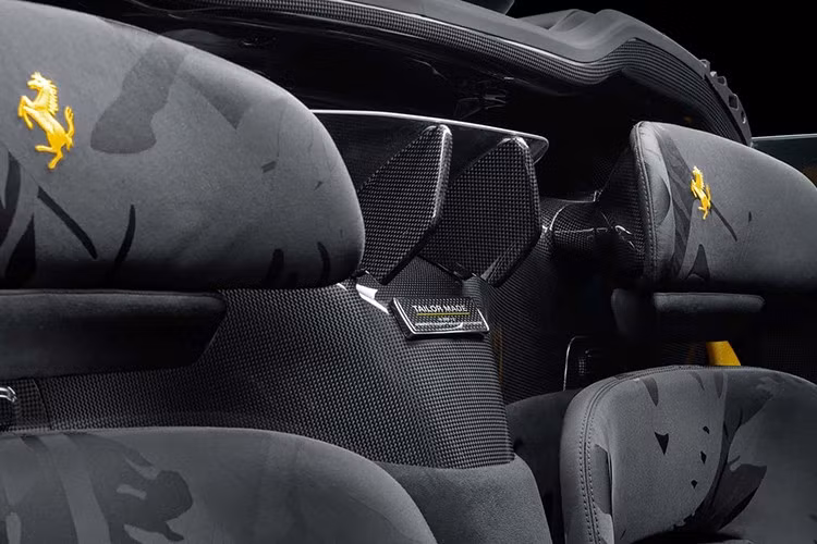 Ferrari không chỉ tạo ra một chiếc SP3 đặc biệt mà còn mang đến cho nó một diện mạo riêng biệt. Chiếc xe khoác lên mình lớp sơn hai tông màu nổi bật với sợi carbon lộ thiên và màu Giallo Modena, cùng dòng chữ "Ferrari" màu vàng chạy dọc trục giữa.