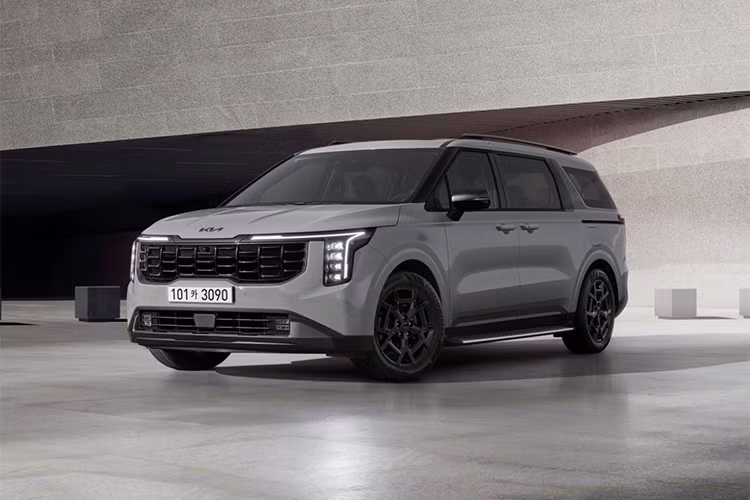 Một điểm đáng tiếc là Carnival chưa hỗ trợ hệ dẫn động 4 bánh AWD – yếu tố mà nhiều người dùng tại Bắc Mỹ kỳ vọng. Tuy nhiên, với thân xe ổn định, trọng tâm thấp và hệ thống treo cân bằng, Carnival vẫn mang đến cảm giác lái ổn định và yên tâm khi chở đủ tải.