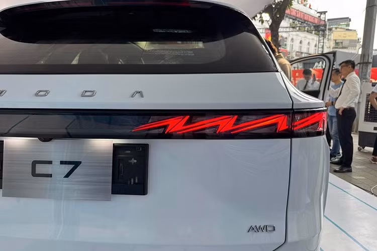 Theo nhân viên tư vấn bán hàng tại đại lý, Omoda C7 sẽ có giá bán dao động trong khoảng từ 800 - 900 triệu đồng tại Việt Nam. Ban đầu, xe sẽ được nhập khẩu nguyên chiếc tại Việt Nam. Khi nhà máy tại tỉnh Thái Bình đi vào hoạt động, dự kiến từ năm 2026, xe có thể sẽ được lắp ráp tại Việt Nam và có giá hấp dẫn hơn.