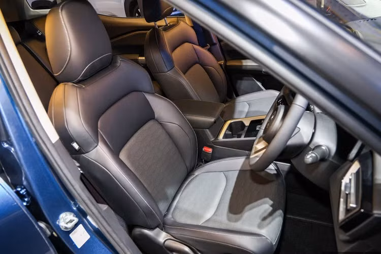 Xe sở hữu thiết kế hiện đại với không gian nội thất rộng rãi cho cả ba hàng ghế. Mâm xe hợp kim 18 inch kết hợp cùng khoảng sáng gầm lên tới 214mm giúp xe dễ dàng vượt qua các địa hình khó và đối phó tốt với tình trạng ngập nước ở đô thị.