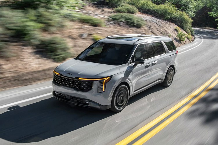 Mức giá xe Kia Carnival 2026 dao động từ khoảng 26.000 đến 37.000 USD, (tương đương 592 - 843 triệu đồng) tùy theo phiên bản và loại động cơ.