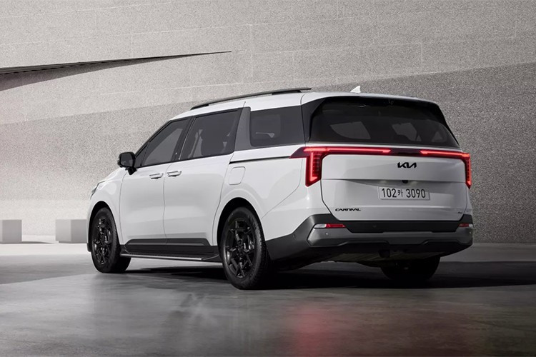 Trong khi đó, phiên bản Noblesse nổi bật với hệ thống nhận diện giọng nói đa vùng, chìa khóa kỹ thuật số Kia Digital Key 2 cùng tay nắm cửa cảm ứng hiện đại, giúp gia tăng tính kết nối và an toàn trong sử dụng. Phiên bản Signature cao cấp được nâng cấp ngoại hình bằng cụm đèn hậu và đèn xi-nhan LED, tạo điểm nhấn tinh tế cho phần đuôi xe.