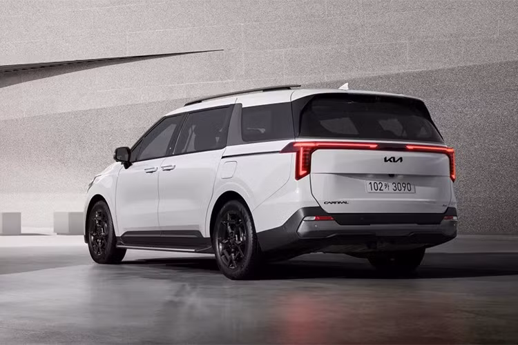 Trong khi đó, phiên bản Noblesse nổi bật với hệ thống nhận diện giọng nói đa vùng, chìa khóa kỹ thuật số Kia Digital Key 2 cùng tay nắm cửa cảm ứng hiện đại, giúp gia tăng tính kết nối và an toàn trong sử dụng. Phiên bản Signature cao cấp được nâng cấp ngoại hình bằng cụm đèn hậu và đèn xi-nhan LED, tạo điểm nhấn tinh tế cho phần đuôi xe.