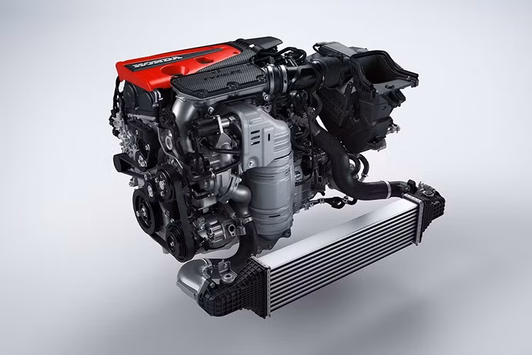 Tuy nhiên, tương lai của Civic Type R trên toàn cầu đang đối mặt thách thức lớn. Tại châu Âu, các quy định khí thải khắt khe đã buộc Honda giới thiệu phiên bản Ultimate Edition với số lượng chỉ 40 chiếc, coi như lời chia tay với thị trường này.