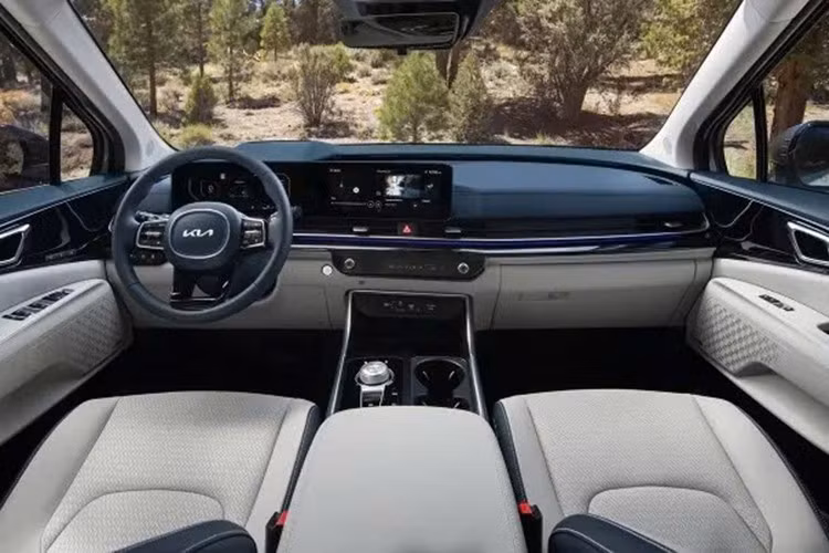 Cùng với đó, Kia giới thiệu phiên bản Carnival X-Line hoàn toàn mới, thay thế cho dòng Gravity trước đây. Mang phong cách thiết kế đậm chất địa hình, X-Line gây ấn tượng với biểu tượng Kia màu đen độc quyền, bộ mâm tối màu và nhiều chi tiết ngoại thất riêng biệt, tạo nên hình ảnh mạnh mẽ, cá tính và sẵn sàng cho những hành trình khám phá.
