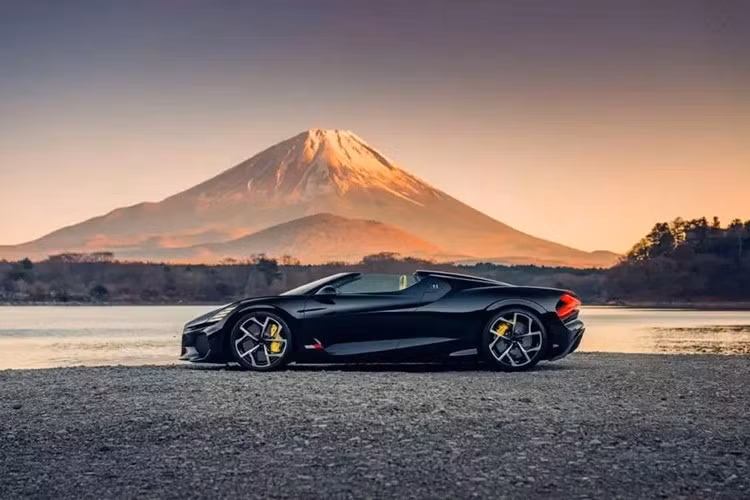 Phần đầu xe nổi bật với khe hút gió hình móng ngựa to bản, lấy cảm hứng từ chiếc máy bay chiến đấu như MiG-15. Cụm đèn pha với dải LED nằm ngang tương tự La Vouiture Noire.