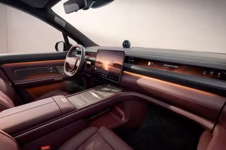 Điểm nhấn trong đợt công bố lần này là khoang cabin với nhiều phối màu nội thất, trong đó nổi bật là tông đỏ toàn phần kéo dài từ khoang lái đến cốp sau. Mỗi chi tiết đều được hoàn thiện tỉ mỉ, từ 52m² vật liệu mềm cao cấp, công tắc kiểu hàng không đến viền nhôm xước satin.