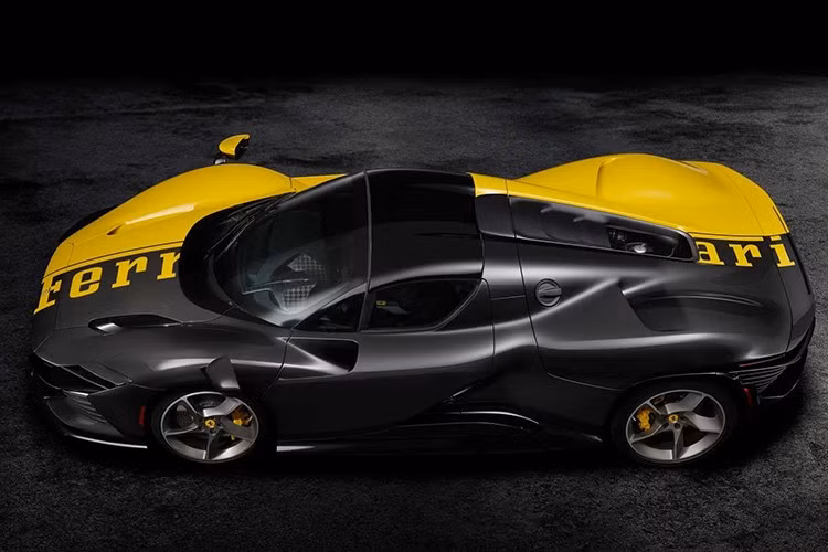 Khoang lái được bọc vải dệt từ lốp xe tái chế, với biểu tượng ngựa chồm đặc trưng của Ferrari hiện diện khắp nơi. Bảng điều khiển và cột lái được chế tạo từ sợi carbon tương tự như trên xe đua Công thức 1 SF-25 của Ferrari.