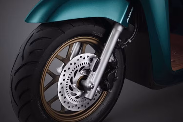 Về mặt an toàn, tùy theo nhu cầu của người dùng mà lựa chọn phiên bản CBS hoặc ABS. Giữa hai trang bị này, Honda Stylo 160 2025 trang bị hệ thống phanh ABS được đánh giá cao hơn.