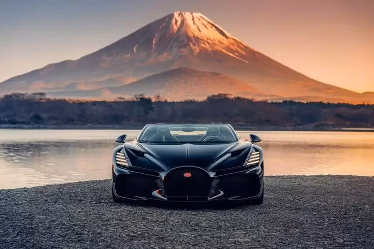 W16 Mistral không chỉ là chiếc roadster nhanh nhất từng được sản xuất mà còn là “màn trình diễn chia tay” đầy trang trọng cho động cơ W16 – một biểu tượng cơ khí hiếm có trong lịch sử ngành xe hơi. Bugatti Mistral chỉ được sản xuất đúng 99 chiếc trên toàn cầu.