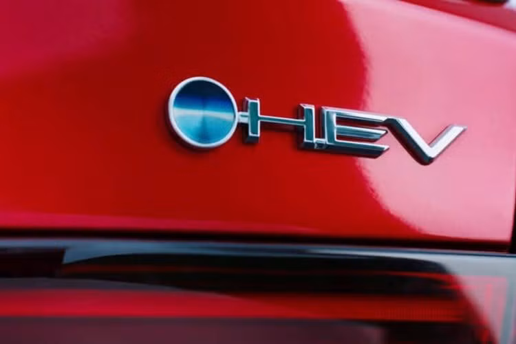 Mẫu xe này sở hữu động cơ xăng 1.5L hút khí tự nhiên (90 mã lực, 121 Nm) kết hợp động cơ điện (79 mã lực, 141 Nm), cho tổng công suất 110 mã lực. Đi kèm là hộp số e-CVT, pin lithium-ion 0,7 kWh, mức tiêu thụ nhiên liệu 3,8 lít/100 km và tốc độ tối đa 160 km/h.