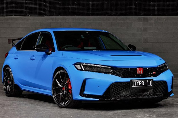 Theo đó, Honda Civic Type R 2025 nâng cấp không có khác biệt gì so với bản tiền nhiệm trừ tùy chọn màu sơn mới. Bên cạnh màu sơn Racing Blue, khách hàng vẫn có thể lựa chọn các màu truyền thống gồm Championship White, Crystal Black và Sonic Grey.