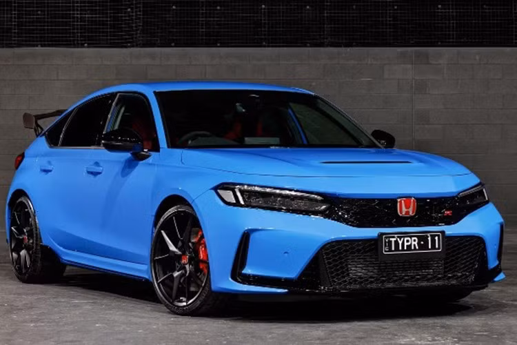Theo đó, Honda Civic Type R 2025 nâng cấp không có khác biệt gì so với bản tiền nhiệm trừ tùy chọn màu sơn mới. Bên cạnh màu sơn Racing Blue, khách hàng vẫn có thể lựa chọn các màu truyền thống gồm Championship White, Crystal Black và Sonic Grey.