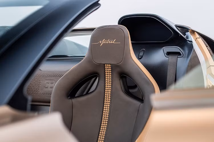 Khoang nội thất của Bugatti W16 Mistral sử dụng da cao cấp, chi tiết sợi carbon mờ và hệ thống cá nhân hóa tinh vi theo yêu cầu khách hàng. Nắp động cơ làm hoàn toàn bằng sợi carbon, điểm nhấn bằng nhôm đánh bóng, càng làm nổi bật tính thủ công trong từng đường nét.