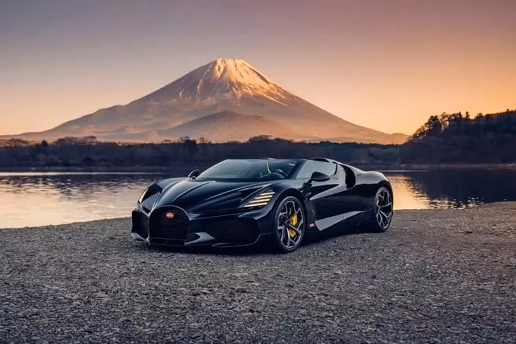 Về ngoại hình, không có mui đồng nghĩa W16 Mistral mất đi kiểu dáng hình chữ C quen thuộc của Chiron từ kính đến chân cửa. Nhưng thiết kế chữ C vẫn được giữ lại, chạy từ mép trên cửa sổ đến khe hút gió ở thân xe.