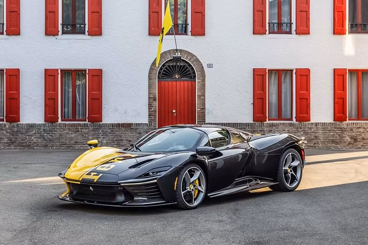 Ferrari đã chiếm trọn sự chú ý tại Tuần lễ Xe hơi Monterey năm nay với chiếc Daytona SP3 599+1, mẫu xe Ferrari độc nhất vô nhị, được thiết kế riêng, đã được RM Sotheby's bán với mức giá lên tới 26 triệu đô la, ngay lập tức trở thành một trong những chiếc xe hiện đại đắt nhất từng được bán đấu giá.