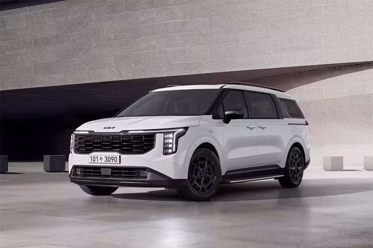 KIa Carnival 2026 được nâng tầm trải nghiệm thông qua việc mở rộng các trang bị tiện nghi ngay từ phiên bản tiêu chuẩn. Phiên bản Prestige hiện đã được bổ sung cốp sau điện thông minh và gương chiếu hậu điện tử, mang lại sự tiện lợi tối ưu cho người dùng trong sinh hoạt hàng ngày.