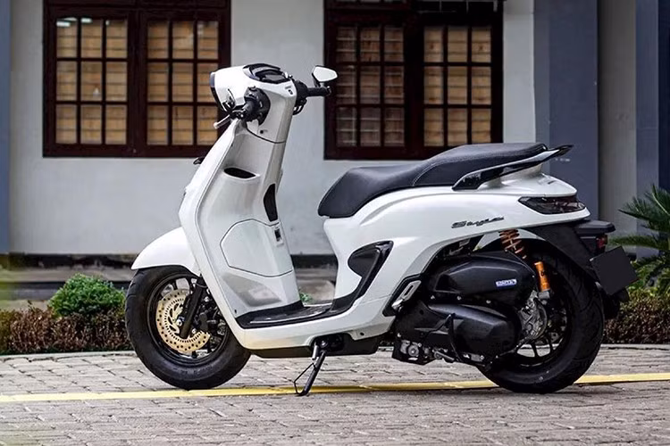 Stylo 160 2025 vẫn sử dụng động cơ eSP+ loại xy lanh đơn dung tích 160cc, làm mát bằng dung dịch. Động cơ này cho công suất tối đa 11,3 kW tại 8.500 vòng/phút, mô-men xoắn cực đại 13,8 Nm tại 7.000 vòng/phút, đủ mạnh để đáp ứng mọi nhu cầu di chuyển trong và ngoài thành phố.