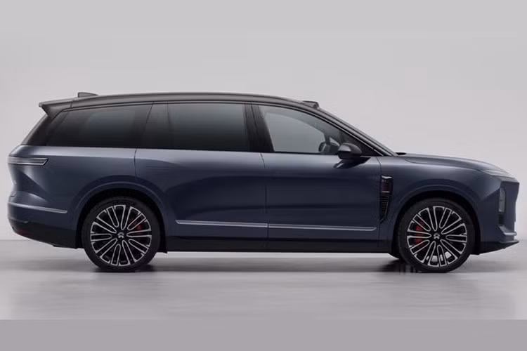 Nio ES8 mới sở hữu kích thước vượt trội: dài 5.280 mm, rộng 2.010 mm, cao 1.800 mm, với chiều dài cơ sở 3.130 mm. Cấu hình 6 chỗ ngồi được tối ưu hóa để mang lại không gian thoải mái cho cả ba hàng ghế – biến đây thành mẫu xe có khoang nội thất rộng nhất lịch sử của Nio.